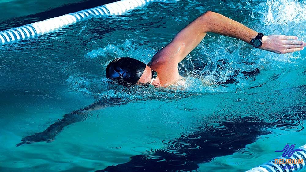 Un nageur avec une montre intelligente.
